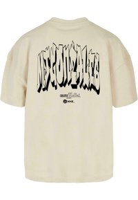 Lühikeste varrukatega kooretooni ülepaisutatud T-särk, millel on seljal julge must graffititüüpi tekst "MIGONZALIS" koos logo all.
