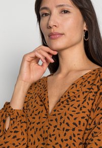 TOM TAILOR DRESS TIRED AND PRINTED - Vestido de dia - brown leaf design