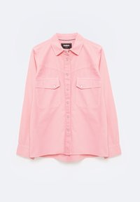Rosa Button-Down-Hemd aus Baumwolle, mit klassischem Kragen, zwei Brusttaschen und leicht abgerundetem Saum. Glatte Textur mit lockerem Schnitt.