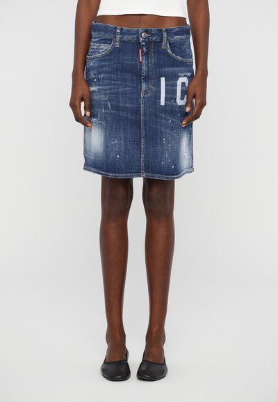 Denim skirt in dark blue, knee-length, features distressed details and white printed letters. Classic five-pocket design. Smooth texture.