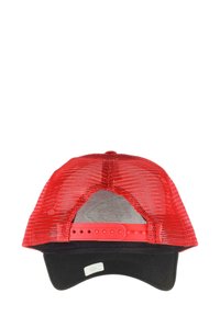 Rote Mesh-Trucker-Cap mit schwarzem Schirm; verfügt über einen verstellbaren Plastikverschluss und eine strukturierte Oberfläche für Atmungsaktivität.