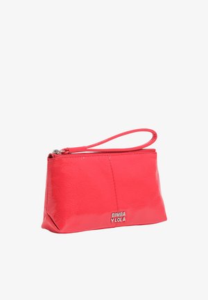 Bolso pequeño tipo clutch rojo brillante con cremallera superior y correa de muñeca, con logotipo plateado "BIMBA Y LOLA" en la parte delantera.