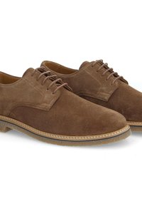 Chaussures en daim marron à lacets avec une texture lisse, un bout arrondi, des détails cousus et une semelle en caoutchouc. Design classique pour une utilisation formelle ou décontractée.