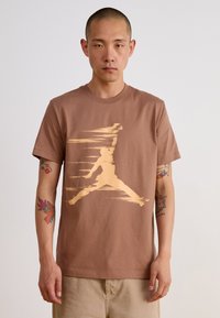 Jordan CREW - Apdrukāts T-krekls - archaeo brown/orange chalk/orange chalk