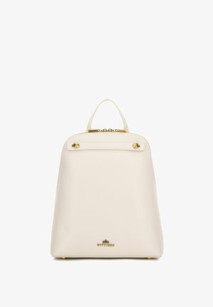 Biały skórzany plecak o zróżnicowanej strukturze, z złotymi detalami, górnym uchwytem i logo na dole. Gładka tekstura, zapinany na zamek.