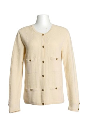 Cardigan tricoté de couleur crème avec manches longues, sept boutons dorés sur le devant et quatre petites poches avec rabats boutonnés.
