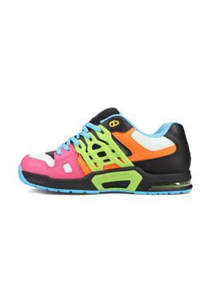 Mehrfarbiger Sportschuh mit blauen Schnürsenkeln, rosa Zehenpartie, orange- und grünen Akzenten, schwarzer Sohle, Netzdetails und der Aufschrift „Aerotech Belüftungssystem“ an der Seite.