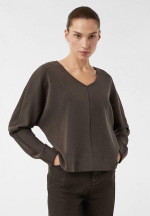 Brauner V-Ausschnitt-Sweatshirt mit überschnittenen Schultern und langen Ärmeln. Hergestellt aus einem glatten Stoff, mit einem lockeren Schnitt und einfachen Nahtdetails.