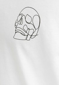 Hvid stof t-shirt med en sort linjetegning af et skelet på venstre side. Designet har glatte kurver og skarpe detaljer.