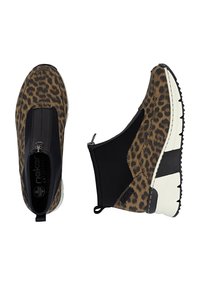 Chaussures à enfiler à imprimé léopard avec un panneau élastique noir, tige en tissu lisse et semelle blanche épaisse dotée d'une texture pour une meilleure adhérence.