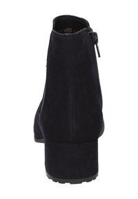 Schwarze Wildleder-Ankle-Boots mit runder Zehenform und Blockabsatz. Verfügt über einen Reißverschluss an der Seite und eine strukturierte Oberfläche.