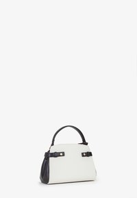 Borsa bianca con un corpo testurizzato e dettagli in pelle nera, caratterizzata da una forma strutturata, una maniglia corta e piccola ferramenta metallica.