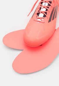 adidas Performance F50 ELITE FIRM GROUND - Fodboldstøvler til fast underlag - turbo/aurora black/platin metallic