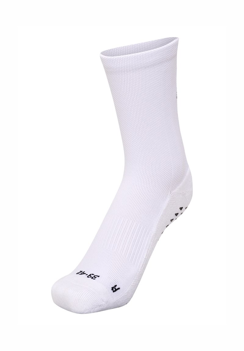 Calcetín deportivo blanco con un diseño acanalado, puntera sin costuras y planta texturizada para mayor tracción. Marcas de tamaño visibles en la suela.