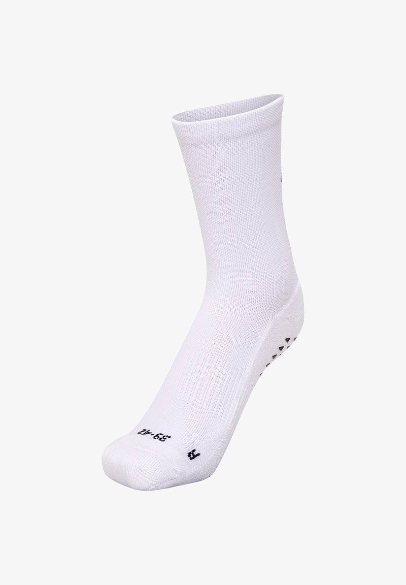 Hvid sportsstrømpe med ribbet design, sømløs tå og tekstureret sål for greb. Størrelsesmærkninger synlige på sålen.