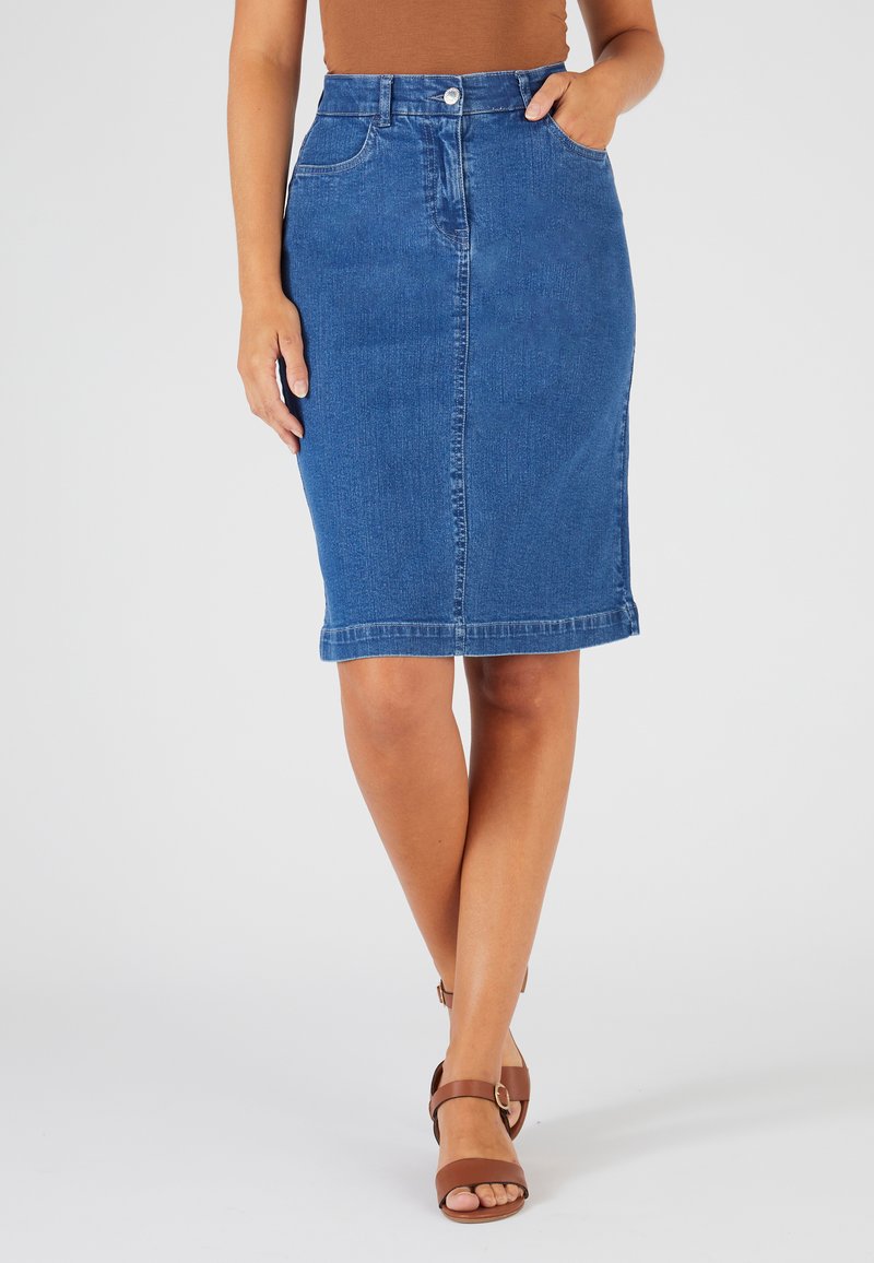 Jupe crayon en denim bleu moyen. Elle présente une taille haute, une fermeture à boutons sur le devant, deux poches et un ourlet avec des détails de couture.