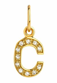 Encanto en forma de letra "C" de oro adornado con once piedras preciosas transparentes, con un diseño texturizado y un simple lazo para su sujeción.