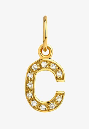Encanto en forma de letra "C" de oro adornado con once piedras preciosas transparentes, con un diseño texturizado y un simple lazo para su sujeción.