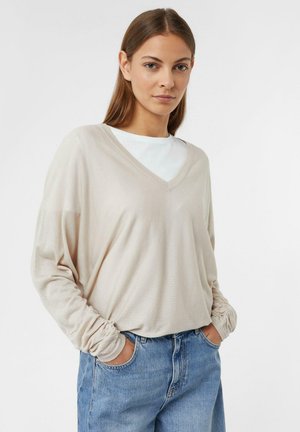 - Sweter