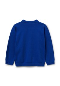 Jasně modrý pletený svetr s dlouhým rukávem a žebrovaným límcem, manžetami a lemem, zobrazený zezadu na bílém pozadí.