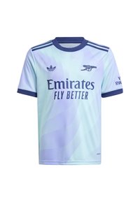 Maillot bleu clair à manches courtes avec des accents bleu foncé, logo Emirates et emblème d'Arsenal. Texture lisse avec un motif en vagues.