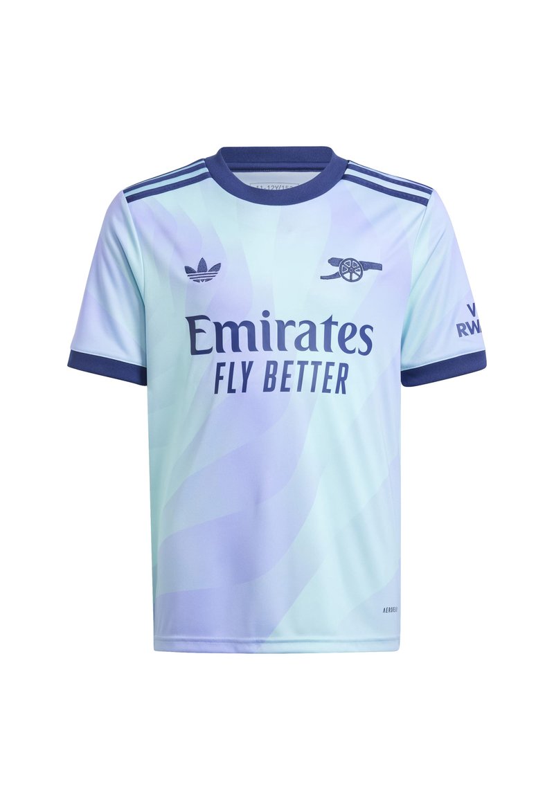 Maillot bleu clair à manches courtes avec des accents bleu foncé, logo Emirates et emblème d'Arsenal. Texture lisse avec un motif en vagues.