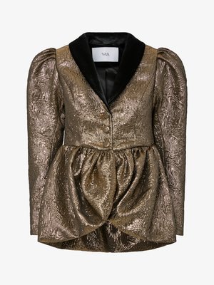 Veste structurée dorée métallique avec une taille peplum, dotée d'un col en velours noir, d'un tissu texturé et de deux boutons dorés.