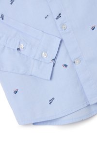 Lichtblauw overhemd van katoen, met gedrukte zeilbootpatronen in rood en blauw, met knoopsluiting en detail bij de manchetten.