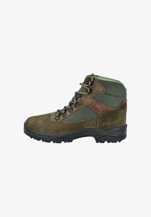 Bota de senderismo verde y marrón con paneles de ante y tela, ojetes metálicos, cuello acolchado para el tobillo y suela negra resistente.
