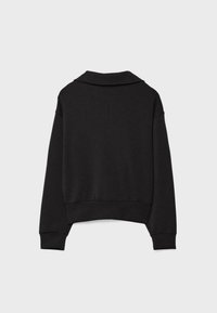 Sweat-shirt noir à manches longues avec col, poignets et bas côtelés, montré de dos sur un fond clair uni.