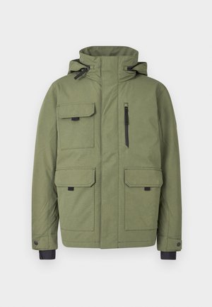 Giacca verde con collo alto, molteplici tasche frontali, chiusura con cerniera e dettagli neri su polsini e cerniere. Tessuto strutturato.