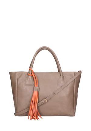 Borsa in pelle taupe con doppi manici superiori e una tracolla regolabile. Presenta un pon-pon in pelle arancione come dettaglio. Texture morbida, forma rettangolare.