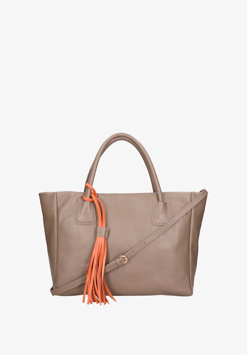Sac en cuir taupe avec deux poignées supérieures et une bandoulière ajustable. Détail en frange en cuir orange. Texture lisse, forme rectangulaire.