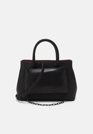 Sac à main en cuir noir avec poche avant texturée, doubles poignées, bandoulière amovible et détail chaîne sur fond uni.