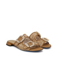 Sandali slide beige con dettagli in pizzo, due fibbie decorate con cristalli, punta aperta e tacco basso. Sottopiede liscio con accenti blu.