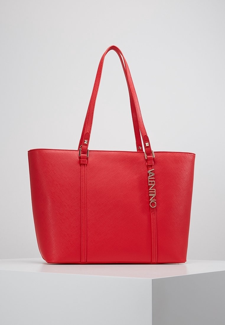 Rode faux leren tote bag met een soepele textuur, rechthoekige vorm en dubbele schouderbanden. Bevat een logodetail in metallic letters.