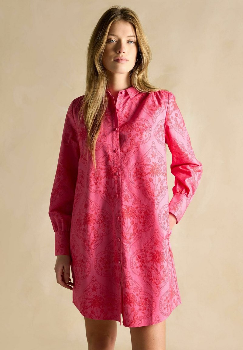Rosa Hemdkleid mit knöpfbarem Frontverschluss, langen Ärmeln und Paisley-Muster. Aus glattem Stoff mit seitlichen Taschen gefertigt.
