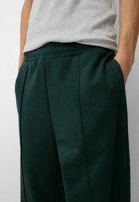Bershka Träningsbyxor - dark green