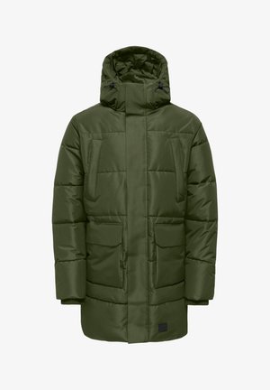 Zelená prešívaná bunda s vysokým golierom, zipsom na prednej strane, dvoma veľkými prednými vreckami a elastickými manžetami. Hladký povrch, bez viditeľných vzorov.