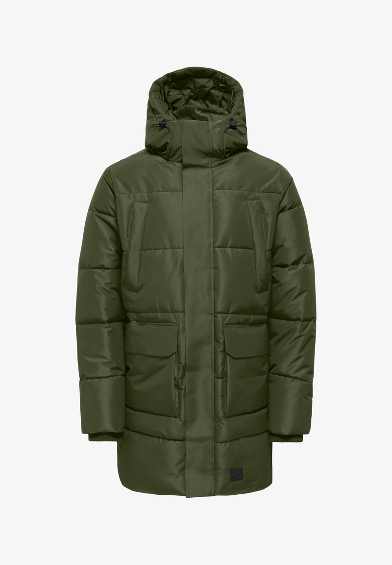 Zelena podložena jakna s visokim ovratnikom, zadrgo spredaj, dvema velikima sprednjima žepoma in elastičnimi manšetami. Gladka tekstura, brez vidnih vzorcev.