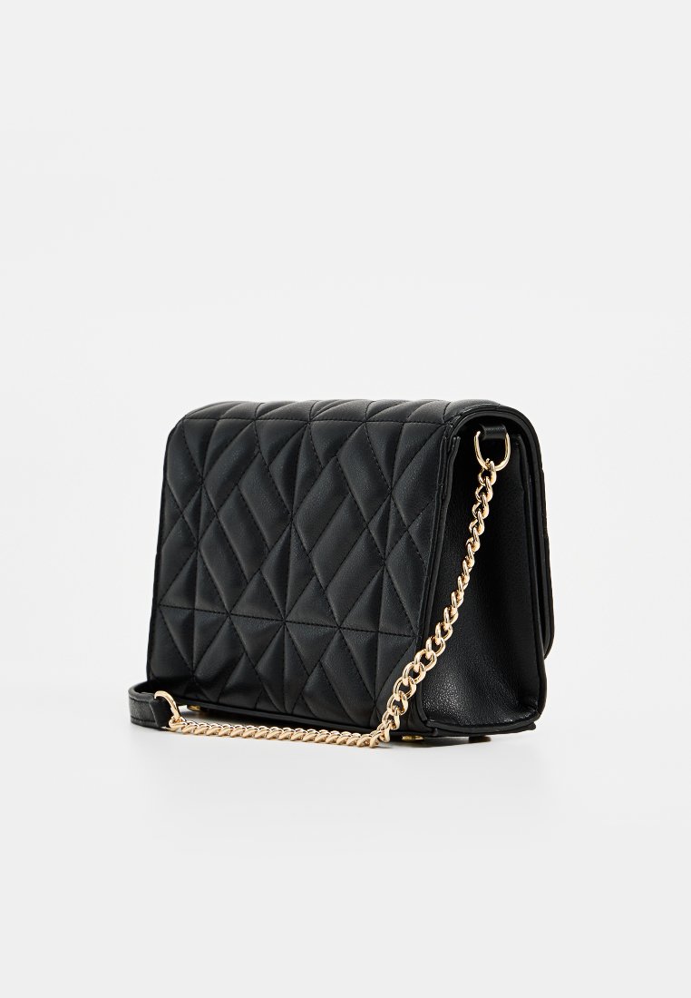 Bolso de mano acolchado negro hecho de cuero brillante, con una correa de cadena dorada y forma rectangular con un patrón texturizado de costuras en diamante.