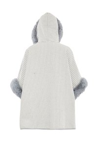 Ponczo v šedobílém houndstooth vzoru s kapucí a měkkým šedým umělým kožíškem podél okrajů. Pohodlný, oversized design.