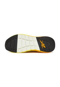 Podeszwa buta sportowego z czarnym przodem i piętą, białą częścią środkową, żółtymi akcentami oraz żółtym logo Reebok na obszarze pięty.