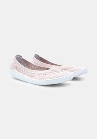 Svetlo roza slip-on čevlji z zračno mrežasto zasnovo, beli gumijasti podplat in sivi dodatek na zadnjem delu. Teksturna površina po celotni površini.