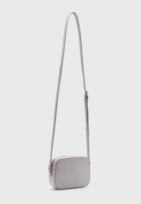Borsa a tracolla in pelle grigia con forma rettangolare, superficie testurizzata, tracolla regolabile e chiusura a zip. Interno liscio.