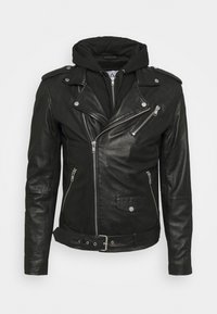 Giacca da motociclista in pelle nera con cerniera frontale, tasche con cerniera e bottone a pressione, cintura in vita e felpa con cappuccio nera applicata.