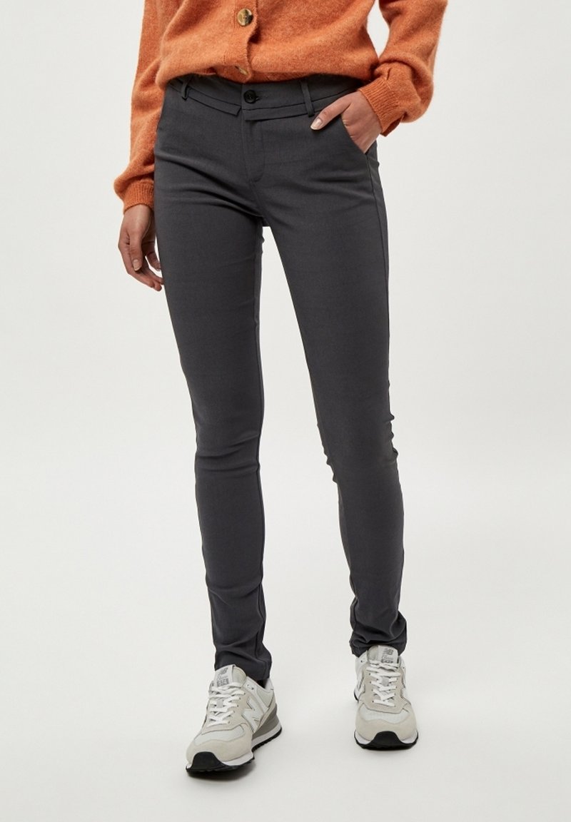 Minus MICARMA PANTS 7/8 - Chinos tipa bikses - dark grey