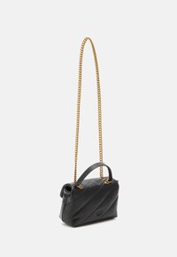 Sac à main en cuir noir avec un design matelassé diagonal, chaîne en or, et poignée courte. Équipé de quincaillerie en métal et d'un logo en relief.
