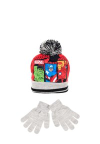 Cappello di lana rossa con pompon nero e bianco, caratterizzato da grafiche di supereroi Marvel, abbinato a guanti di lana grigio chiaro.