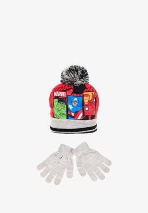 Bonnet en tricot rouge avec un pompon noir et blanc, arborant des graphiques de super-héros Marvel, accompagné de gants en tricot gris clair.